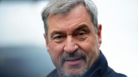 Bayern, Garching: Markus Söder (CSU), Ministerpräsident von Bayern, begrüßt Studierende zum Semesterstart am TUM-Campus.