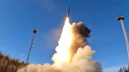 Eine Jars-Interkontinentalrakete wird vom Kosmodrom Plessezk während einer Militärübung der russischen Nuklearstreitkräfte zu Land, zu Wasser und in der Luft gestartet (Archivfoto).