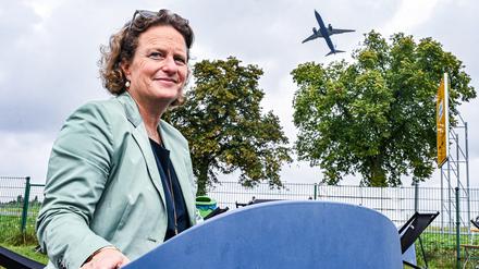 Die BER-Flughafenchefin Aletta von Massenbach in der Plainspotterbar am BER, einem ihrer Lieblingsorte.
