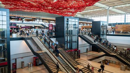 Flugreisende in der Abflughalle im Terminal 1 des Flughafen Berlin-Brandenburg International BER Willy Brandt.