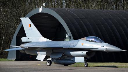 Ein belgisches F-16-Kampfflugzeug auf dem Militärstützpunkt der 10. Tactical Wing in Kleine-Brogel (Symbolbild).