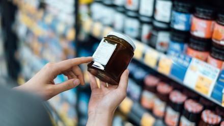 Viele Arbeitsschritte sind notwendig, um ein Glas Marmelade in das Supermarktregal zu befördern.