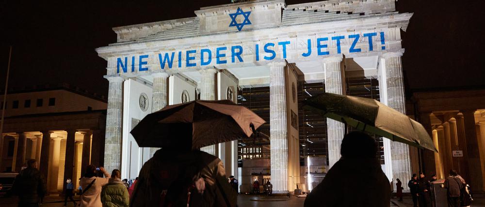 Der Schriftzug «Nie wieder ist jetzt» wird zum 85. Jahrestag der Pogromnacht an das Brandenburger Tor projiziert. (Symbolbild)