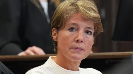 Christina Block, deutsche Gastronomin und Unternehmerin, sitzt zu Beginn des Prozesses wegen mutmaßlicher Kindesentführung im Sitzungssaal im Landgericht Hamburg.