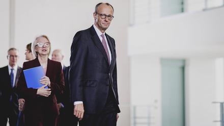 Die Wirtschaftsweise Monika Schnitzer (links) und Bundeskanzler Friedrich Merz.