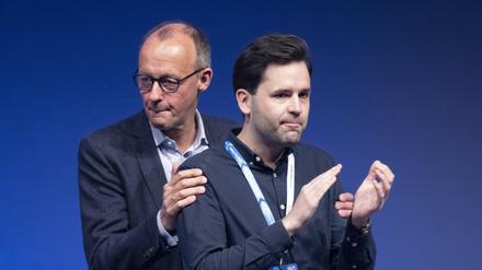 Friedrich Merz (l), Bundesvorsitzender der CDU, und Johannes Winkel, neugewählter Bundesvorsitzender der Jungen Union (JU) stehen gemeinsam auf der Bühne.