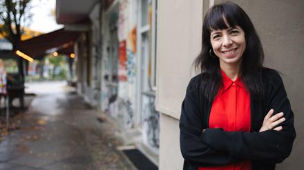 Elif Eralp, Spitzenkandidatin der Linken für die Abgeordnetenhauswahl 2026 fotografiert in und vor ihrem Wahlkreisbüro in der Zeughofstraße 22 am 14.10.2025