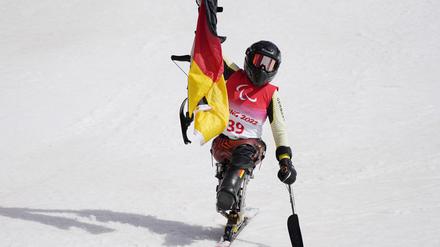 Beijing 2022 Winter Paralympic Games - Para Alpine Skiing - Women's Slalom Sitting - National Alpine Skiing Centre, Yanqing district, Beijing, China - March 12, 2022. Anna-Lena Forster of Germany celebrates winning gold during the flower ceremony. REUTERS/Aly Song