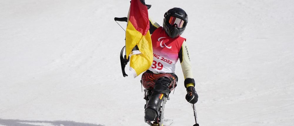 Beijing 2022 Winter Paralympic Games - Para Alpine Skiing - Women's Slalom Sitting - National Alpine Skiing Centre, Yanqing district, Beijing, China - March 12, 2022. Anna-Lena Forster of Germany celebrates winning gold during the flower ceremony. REUTERS/Aly Song