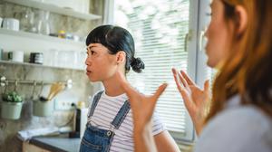 Auch in queeren Partnerschaften gibt es verbale und physische Gewalt. Studien zufolge könnten 30 bis 40 Prozent betroffen sein.