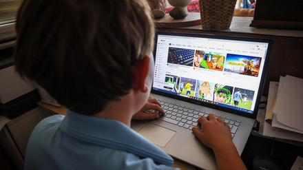 Ein Kind in Australien schaut sich Internet-Seiten an.