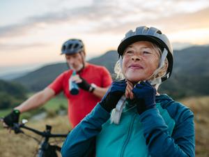 Zwei Menschen sind mit dem Rad unterwegs. Wer sich regelmäßig bewegt, bleibt in der Regel länger fit.