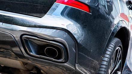 Nach einer Serienattacke auf Auspuffrohre von Fahrzeugen hat die Staatsanwaltschaft neue Erkenntnisse. (Symbolfoto)