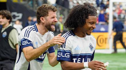 Thomas Müller bejubelt mit Teamkollege Jayden Nelson den Halbfinaleinzug der Whitecaps