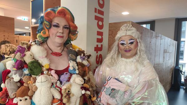 Die beiden Dragqueens Kaey und Vivian wollen Kindern die Angst davor nehmen, anders zu sein.