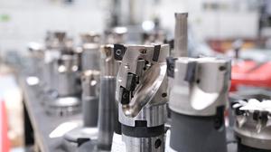 Werkzeuge für den Maschinenbau stehen in einer Fertigung eines Maschinenbauers.