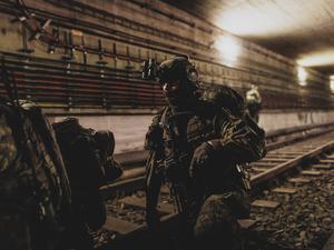 Soldaten in einem U-Bahn-Schacht