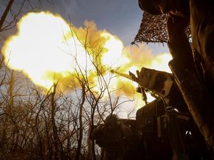 Ukrainische Soldaten der Artilleriebrigade „Schytomyr“ feuern am 23. November 2025 inahe Pokrowsk in der Region Donezk eine Rakete auf russische Truppen ab.