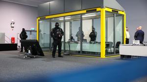 Der Angeklagte Taleb al-Abdulmohsen sitzt mit Handfesseln in dem kugelsicheren Glaskasten Gerichtssaal im temporären Gerichtsgebäude des Landgerichtes Magdeburg. Dort begann am Morgen der Prozess gegen Al-Abdulmohsen.