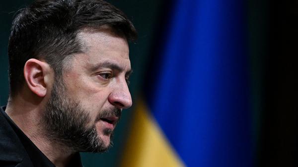 Der ukrainische Präsident Wolodymyr Selenskyj nimmt an einer gemeinsamen Pressekonferenz mit dem türkischen Präsidenten teil, nachdem sie sich am 19. November 2025 im Präsidentenpalast in Ankara getroffen haben.