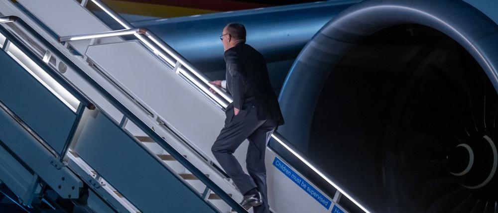 Der Kanzler zwischen den Welten. Friedrich Merz muss sich um die Rente und die Ukraine kümmern.