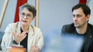 Die ehemaligen Berliner SPD-Landesvorsitzenden Nicola Böcker-Giannin und Martin Hikel sprechen auf einer Pressekonferenz am Montag über ihren Rücktritt.