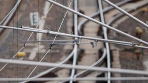 Techniker versuchen die beschädigte Leitung zu reparieren. (Symbolbild)