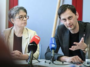 Die ehemaligen SPD-Landesvorsitzenden Nicola Böcker-Giannin und Martin Hikel sprechen auf einer Pressekonferenz über ihren Rücktritt.
