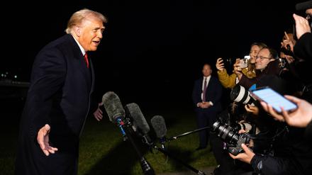 Donald Trump spricht im Oktober 2025 mit Journalisten. US-Präsident Donald Trump wählt die Medien und Journalisten, die über ihn berichten, möglichst selbst aus.