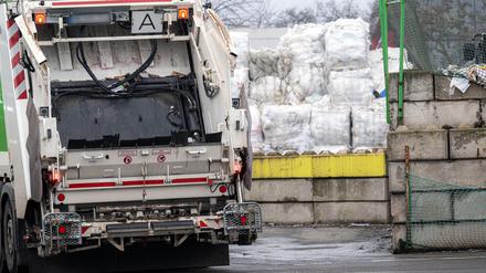 Ein Müllwagen fährt auf das Firmengelände eines Entsorgungsbetriebes im Bereich Industriehäfen. An unbekannter Stelle auf dem Gelände eines Entsorgungsbetriebes ist ein toter Säugling im Müll gefunden worden.