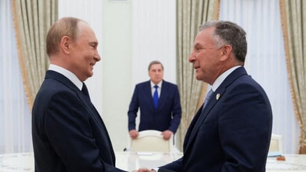 Der russische Präsident Wladimir Putin empfängt den Gesandten von US-Präsident Donald Trump, Steve Witkoff, während eines Treffens in Moskau, Russland, am 6. August 2025 (Symbolbild).