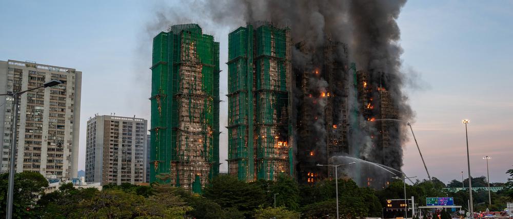 Rauch steigt auf, nachdem im Wang Fuk Court, einer Wohnanlage im Stadtteil Tai Po in den New Territories von Hongkong, ein Feuer ausgebrochen ist.