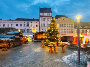 Weihnachtsmarkt Berlin Altstadt Spandau 2025 mit neuer Bühne am Markt
