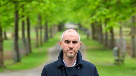 Belit Onay ( Bündnis 90/Die Grünen), Oberbürgermeister Hannover, steht im Tiergarten in Berlin.