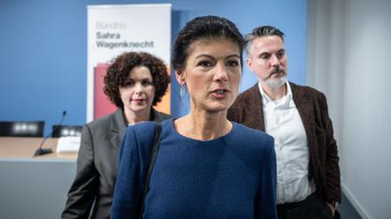 BSW-Gründerin und Noch-Vorsitzende Sahra Wagenknecht (m) mit ihren Amtskollegen Fabio De Masi und Amira Mohamad Ali am Rande einer Pressekonferenz zur Neuaufstellung der Parteispitze.