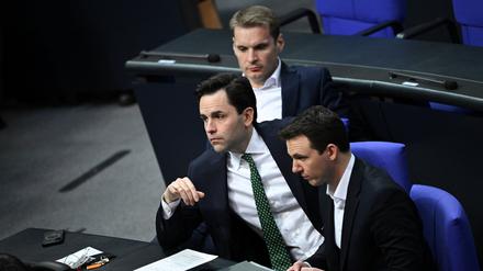 Die drei Rentenrebellen: Johannes Winkel (links), Yannick Bury (hinten) und Pascal Reddig am Freitag im Bundestag