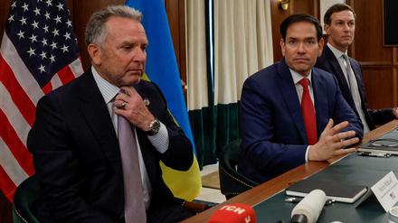 Marco Rubio, Steve Witkoff und Jared Kushner bei Friedensverhandlungen mit der Ukraine in Florida.