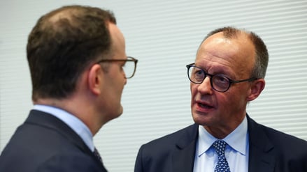 Kann sich der Kanzler auf Jens Spahn (l.) verlassen?