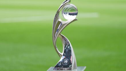 Die Trophäe für die Fußball-EM der Frauen.