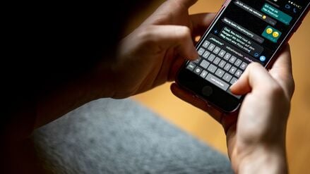 Eine Frau schreibt in der App Whatsapp eine Nachricht.