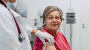 Eine ältere Dame bei einem Arztbesuch (Symbolbild).