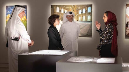 Sheikha al-Mayassa bint Hamad Al Thani (rechts) mit der französischen Kulturministerin Rachida Dati bei einem Fotofestival in Doha 2025.