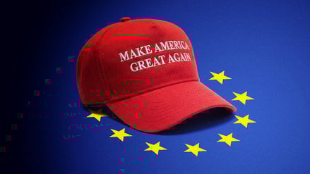 Eine Maga-Mütze auf den Sternen der EU-Staaten (Illustration).