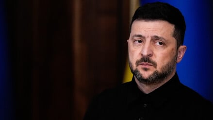 Der ukrainische Präsident Wolodymyr Selenskyj hört zu, als die EU-Außenbeauftragte Kallas auf einer Pressekonferenz spricht.