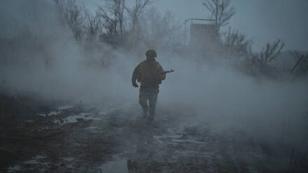 Ein russischer Soldat in der Region Pokrowsk.