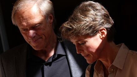 Christina Block, deutsche Gastronomin und Unternehmerin, und Gerhard Delling, ehemaliger Sportmoderator und Lebensgefährte von C. Block, gehen in einer Pause im Prozess wegen mutmaßlicher Kindesentführung im Landgericht Hamburg aus dem Strafjustizgebäude.