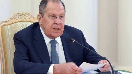 25.11.2025: Der russische Außenminister Sergej Lawrow nimmt an einer gemeinsamen Sitzung der Außenministerien von Russlands und Belarus in Moskau teil.