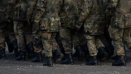 Allein für die persönliche Ausrüstung und Bekleidung einer größer werdenden Bundeswehr sollen nun 21 Milliarden Euro mehr ausgegeben werden.