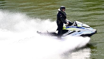 Berlin: Ein Polizist der Wasserschutzpolizei sichert auf einem Jetski auf der Spree die Umgebung des Kanzleramts vor der Teilnahme des ukrainischen Präsidenten Selenskyj an virtuellen Beratungen europäischer Staats- und Regierungschefs mit Blick auf das Treffen von US-Präsident Trump und dem russischen Präsidenten Putin.