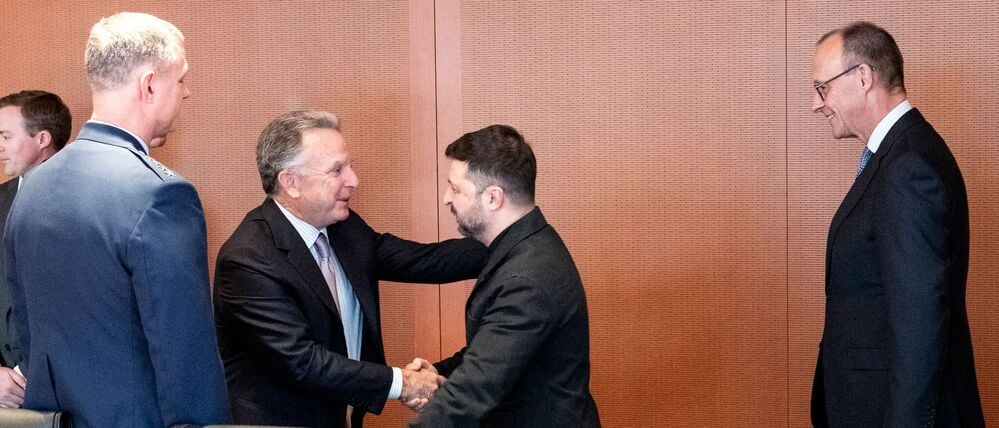 Der US-Sondergesandte Steve Witkoff und der ukrainische Präsident Wolodymyr Selenskyj begrüßen sich im Kanzleramt.